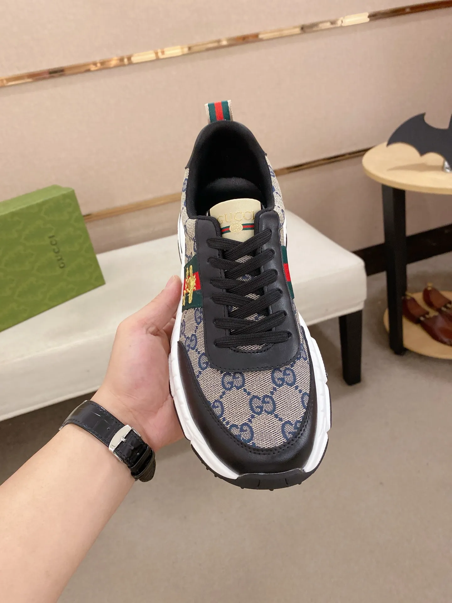 Men's shoes 💰 442 💰 High-quality new GUCCI counters are on the market at the same time. The new men's shoes, 😘fabrics are selected imported cowhide, lining: mesh breathable lining. 👍🏿 High-end ☄️ air-cushion molded anti-slip rubber outsole, exquisite lines, simple and elegant, comfortable and high-end for leisure travel. Code number: 38 to 44 (45 can be customized and cannot be returned or exchanged)